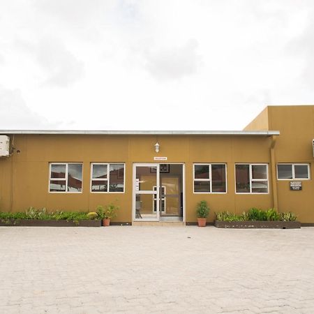 Ekamuti Town Lodge Oniihandi Exterior photo